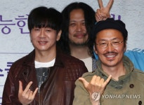 함께 포즈 취하는 강산에-윤도현