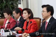 발언하는 자유한국당 나경원 원내대표