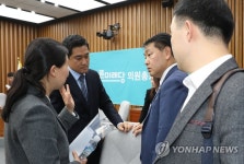 긴급의총 후 이야기 나누는 김관영과 의원들