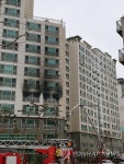 불이 난 군산 한 아파트
