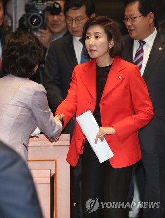 의원총회 참석하는 나경원 원내대표