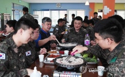 인제·원통 상인봉사회, 장병들에게 삽겹살 파티 열어