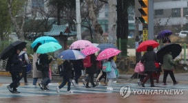 우산 들고 학교 가는 길