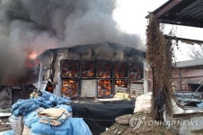 춘천 양계장 화재 3시간 만에 꺼져…닭 4만 마리 소사(종합)