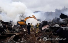 춘천 양계장 화재 진압하는 소방대원