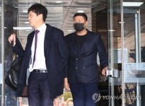 영장심사 출석하는 아오리 라멘 점주 김 모 씨