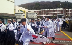 학교 밖으로 달려나가는 100년 전 독립만세운동