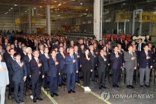 국민의례 하는 문 대통령