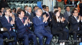 문 대통령, 로봇산업 현장 점검