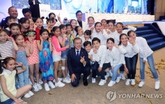 문 대통령, 물의 날 어린이 합창단과 함께