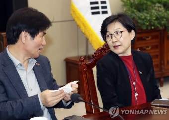 얘기 나누는 조현옥 인사수석과 이용선 시민사회수석