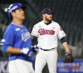 톰슨 무실점+민병헌 3안타…롯데, 삼성에 7-2 완승