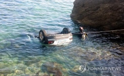 강릉서 승용차 바다에 추락