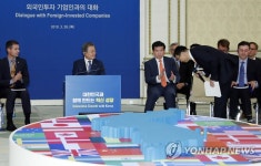 문 대통령에게 인사하는 주한중국상회 회장