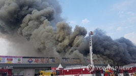 검은 연기에 휩싸인 인천 식자재 마트