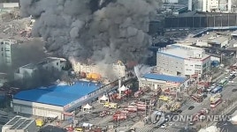 검은 연기에 휩싸인 인천 식자재 마트