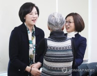 어르신과 인사 나누는 유은혜 부총리