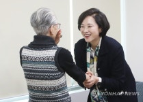 어르신과 인사하는 유은혜 부총리