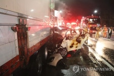 사고 화재 차량서 십년지기 두고 도주한 30대 하루지나 자수