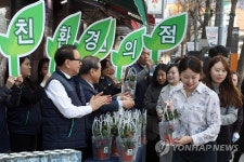 미세먼지 방지 캠페인 벌이는 세븐일레븐
