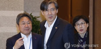 회의 참석하는 조국, 조현옥 수석