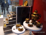 정상외교 선물전, 푸틴 대통령이 선물한 호홀로마 식기 세트