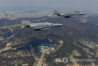 천안 상공에서 F-4E 팬텀 편대 초계비행