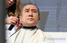삭발하는 이강덕 포항시장