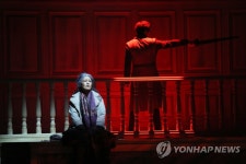 과거 회상하는 호프