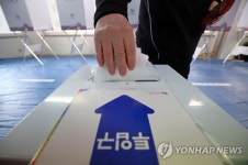 4·3보선 창원성산 투표소서 투표용지 찢거나 사진 촬영(종합)