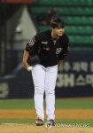 깍듯하게 인사하는 김민