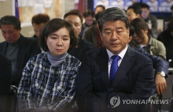 개표 지켜보는 양문석 후보 부부