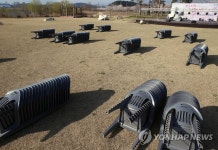 태풍급 강풍 예보…바짝 엎드린 축제장