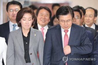 회의장 이동하는 황교안과 나경원