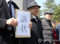 소장 접수하러 가는 김한수, 김용화 할아버지