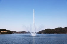 하늘 향해 쏴 영광 불갑저수지에 고사 분수