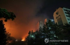 고성산불 속초 교동 아파트 단지까지 위협…주민 대피령(속보)