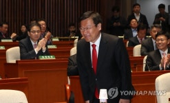 인사하는 정점식 의원