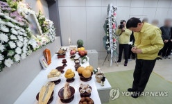 진영 장관, 고성·속초 산불 사망자 빈소 조문