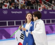 평창 포옹 이상화·고다이라, 한일 우정상 수상