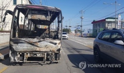 [강원산불] 불탄 관광버스 도로에 그대로 남아 안전 위협