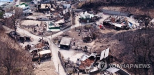 마을 곳곳이 무너진 장천마을