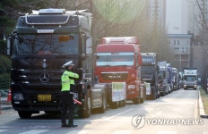 인천시청 일대 도로 점령한 화물차량