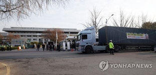 인천시청 일대 도로 점령한 화물차량