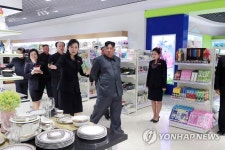 김정은, 리모델링 끝낸 평양 대성백화점 시찰
