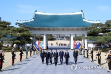 현충원 찾은 진영 장관