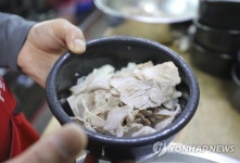 [음식기행] 진한 사투리에 양념 팍팍…소울푸드 밀양 돼지국밥