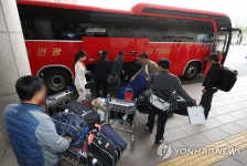 발 묶인 광주공항, 무안공항으로 이용객 분산