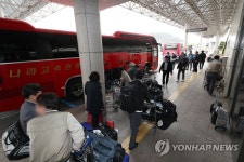 광주공항 결항, 무안공항 향하는 이용객들