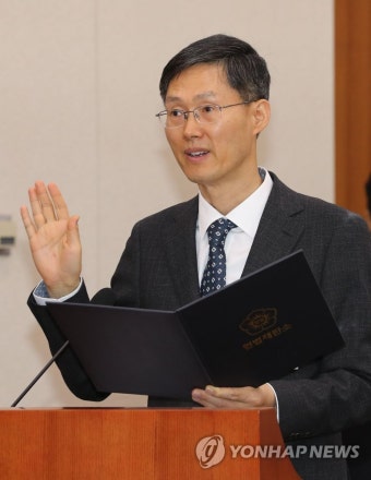 선서하는 문형배 헌법재판관 후보자